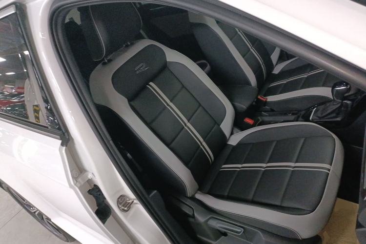 Used Volkswagen T-ROC 2025 Facelift Model 2 300TSI DSG Two-Wheel Drive Chenguang Edition Right Front Seat