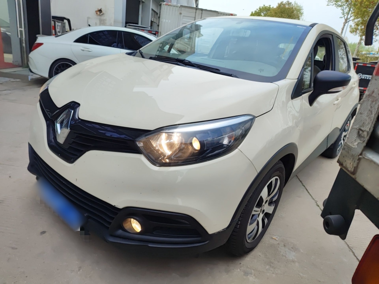 تحت مقدمة السيارة