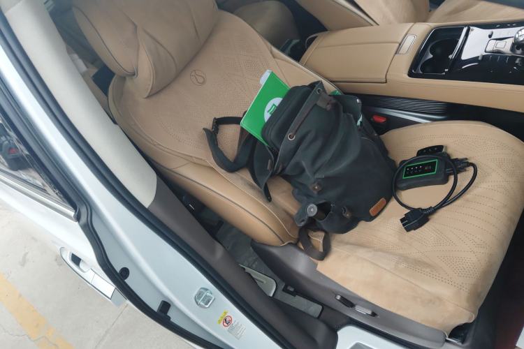 Used Denza D9 2022 EV 600 Four-Wheel Drive Flagship Model
