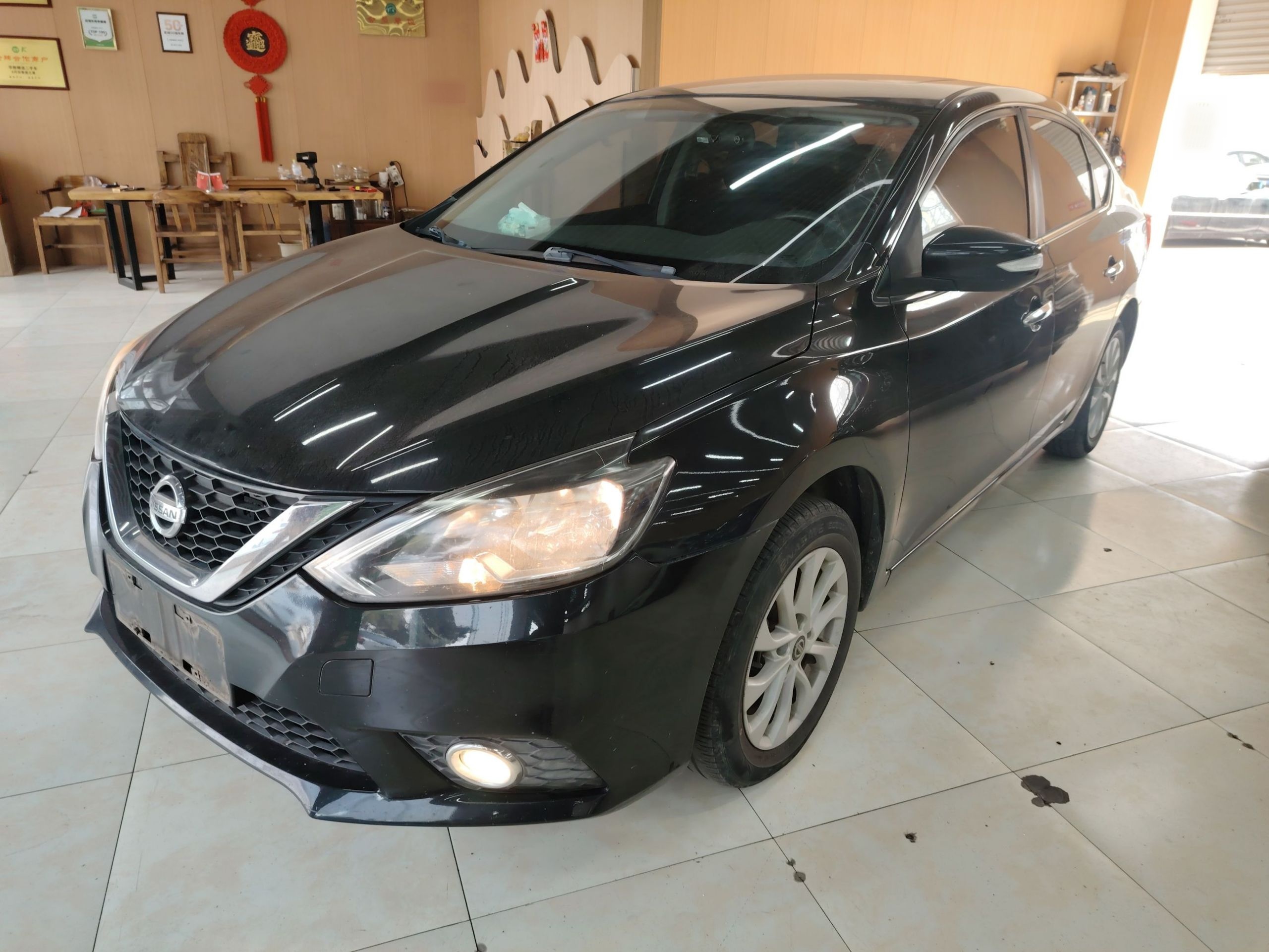 تحت مقدمة السيارة