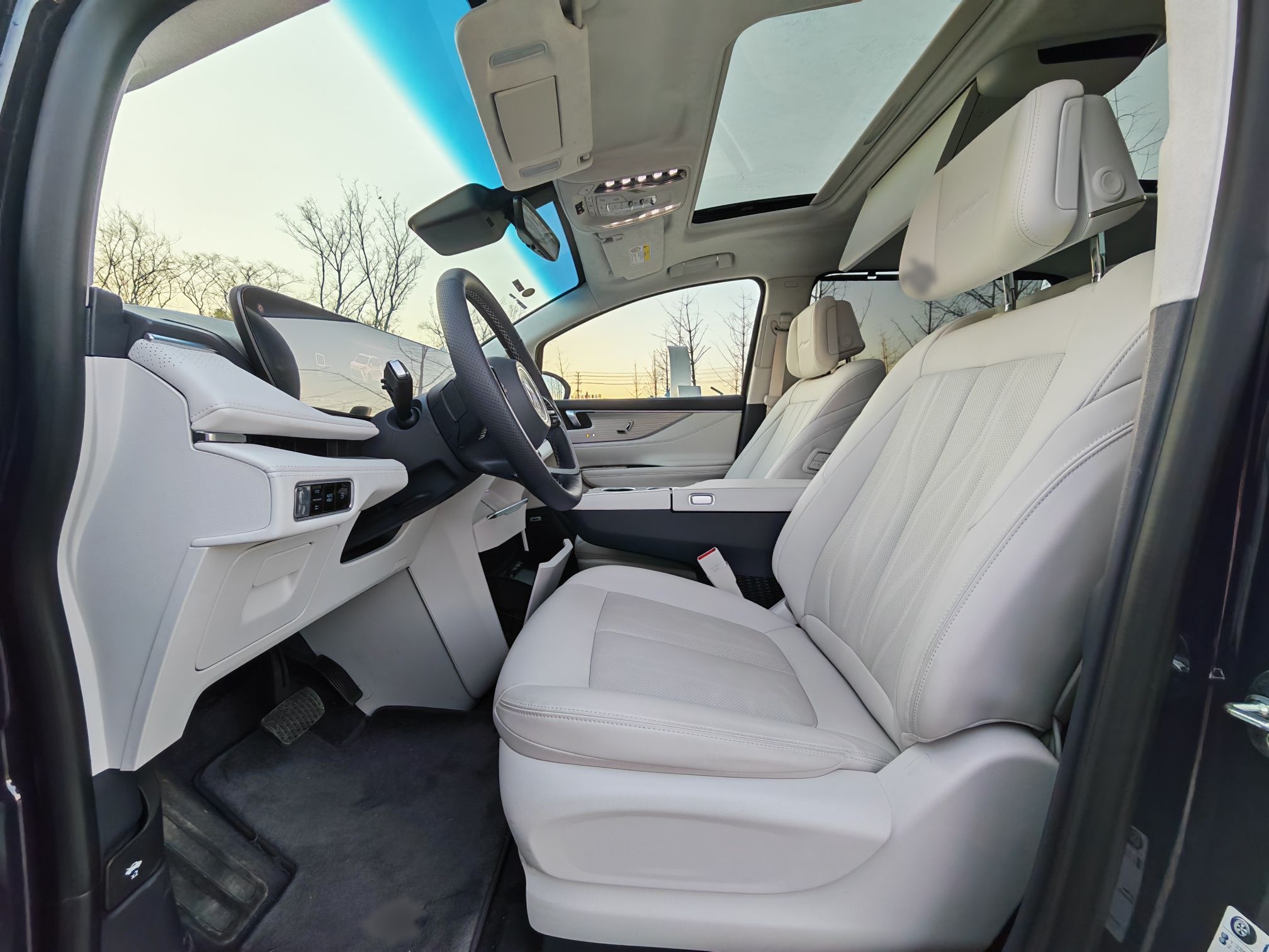 المقاعد الأمامية داخل السيارة