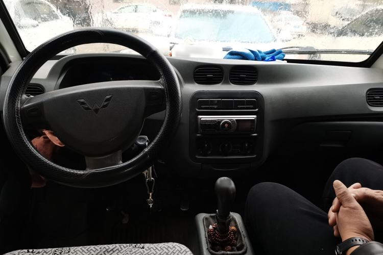 Used Wuling Zhiguang 2010 1.0L New Version Practical Short-Body L2Y Center Console