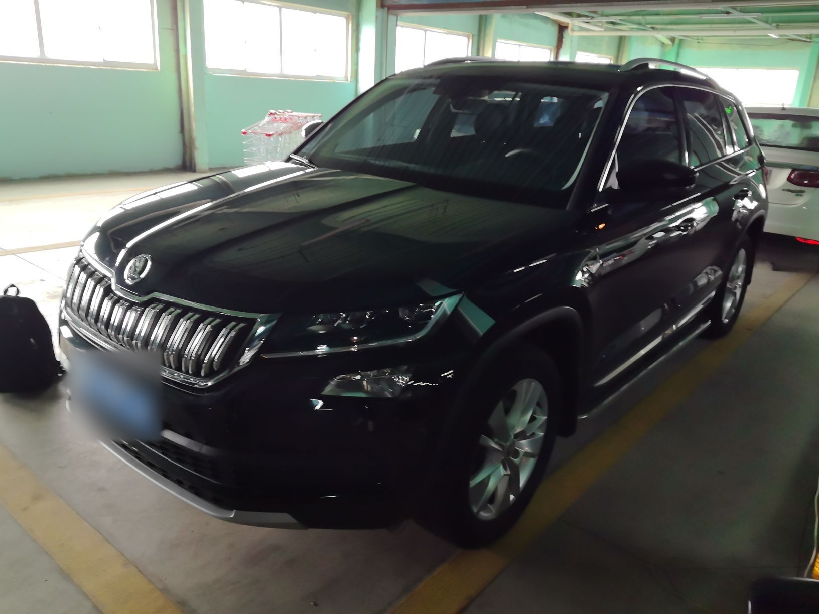 Под передней частью автомобиля