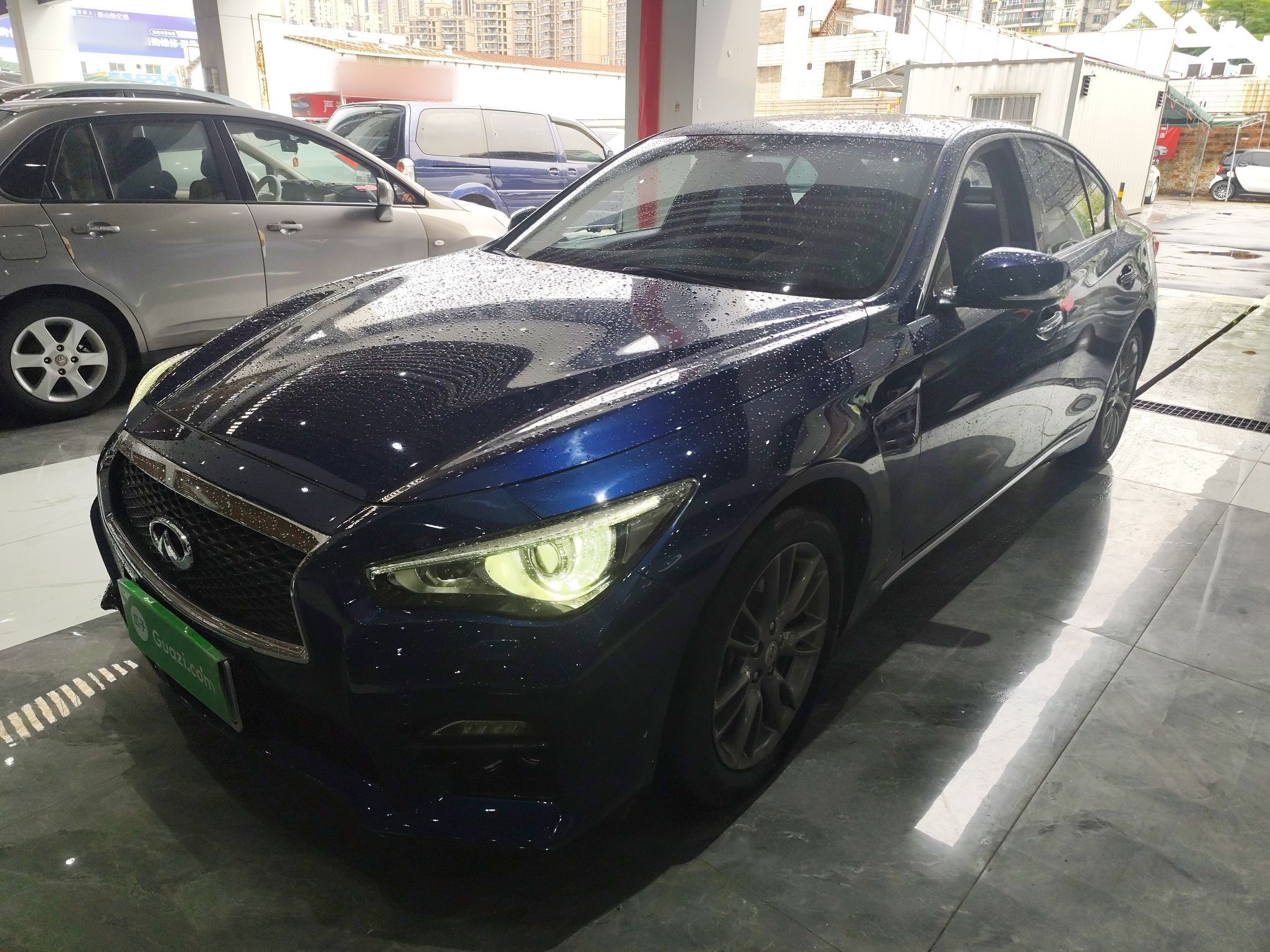 تحت مقدمة السيارة