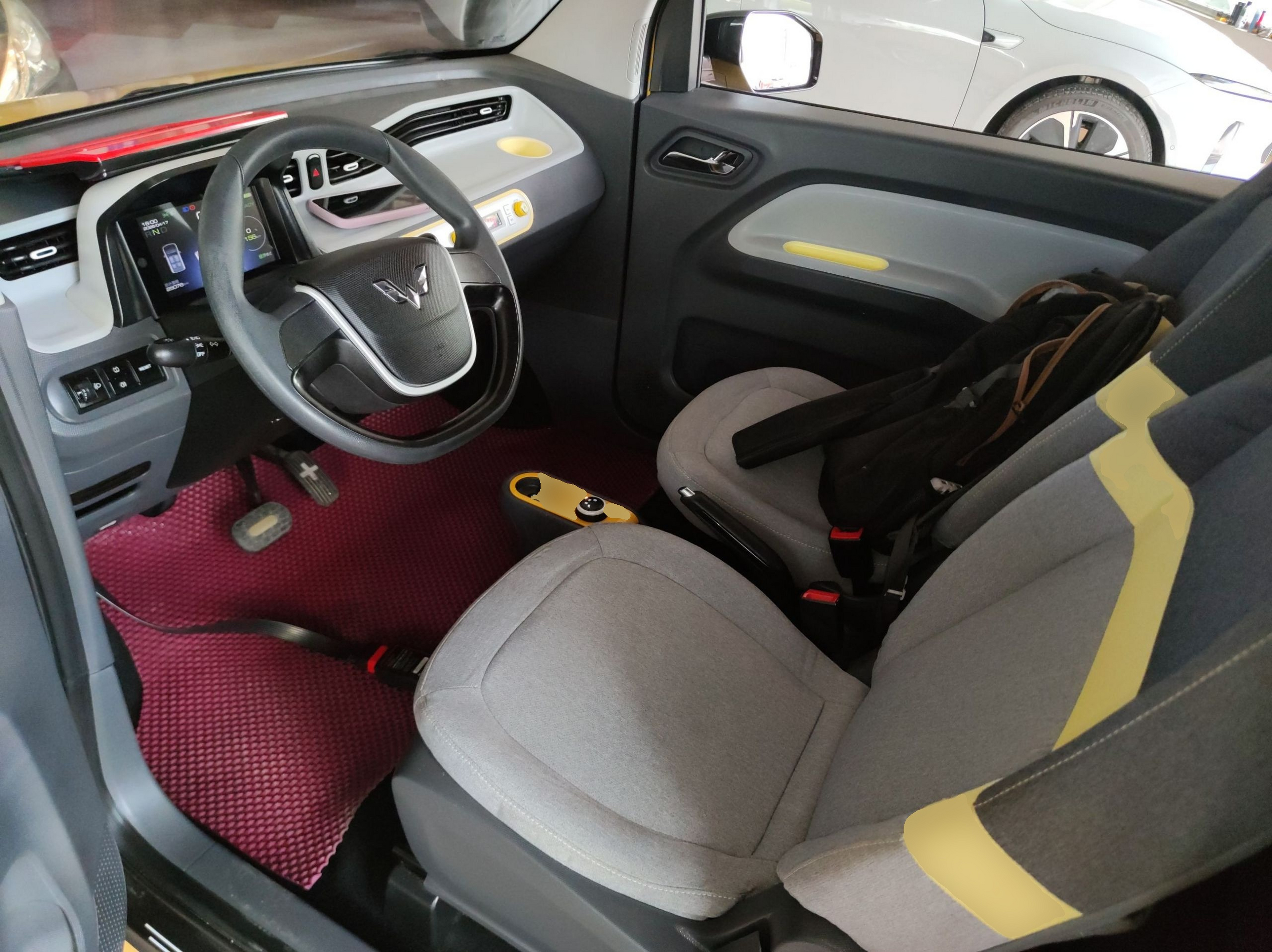 Переднее сиденье в автомобиле