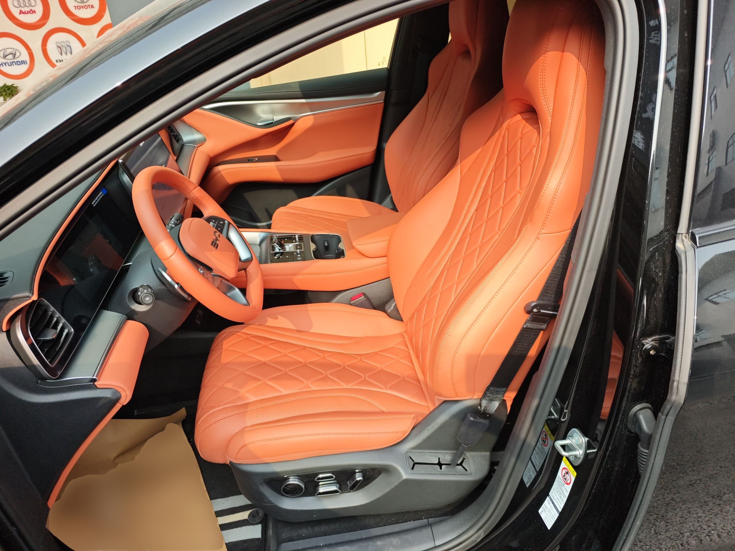 المقاعد الأمامية داخل السيارة