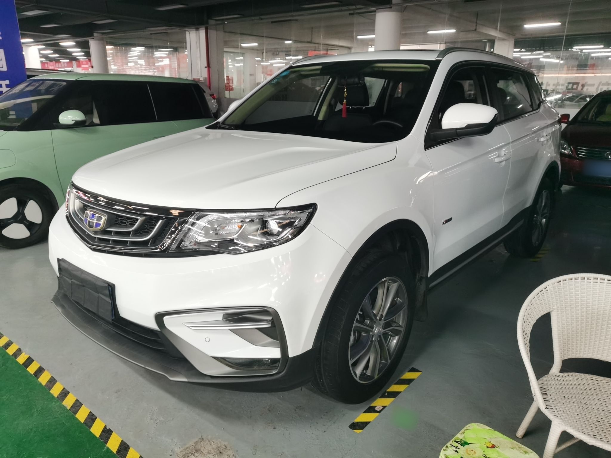 Под передней частью автомобиля