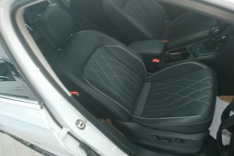 Used Volkswagen Tiguan L 2024 330TSI Automatic Two-Wheel Drive R-Line Enhanced Edition Right Front Seat