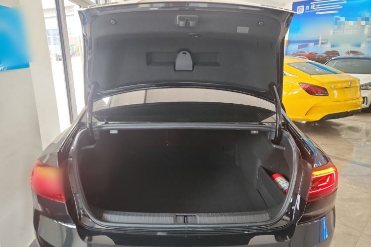 Used Volkswagen Magotan 2023 2 Million Units Limited Edition 330TSI DSG Leading Version Trunk