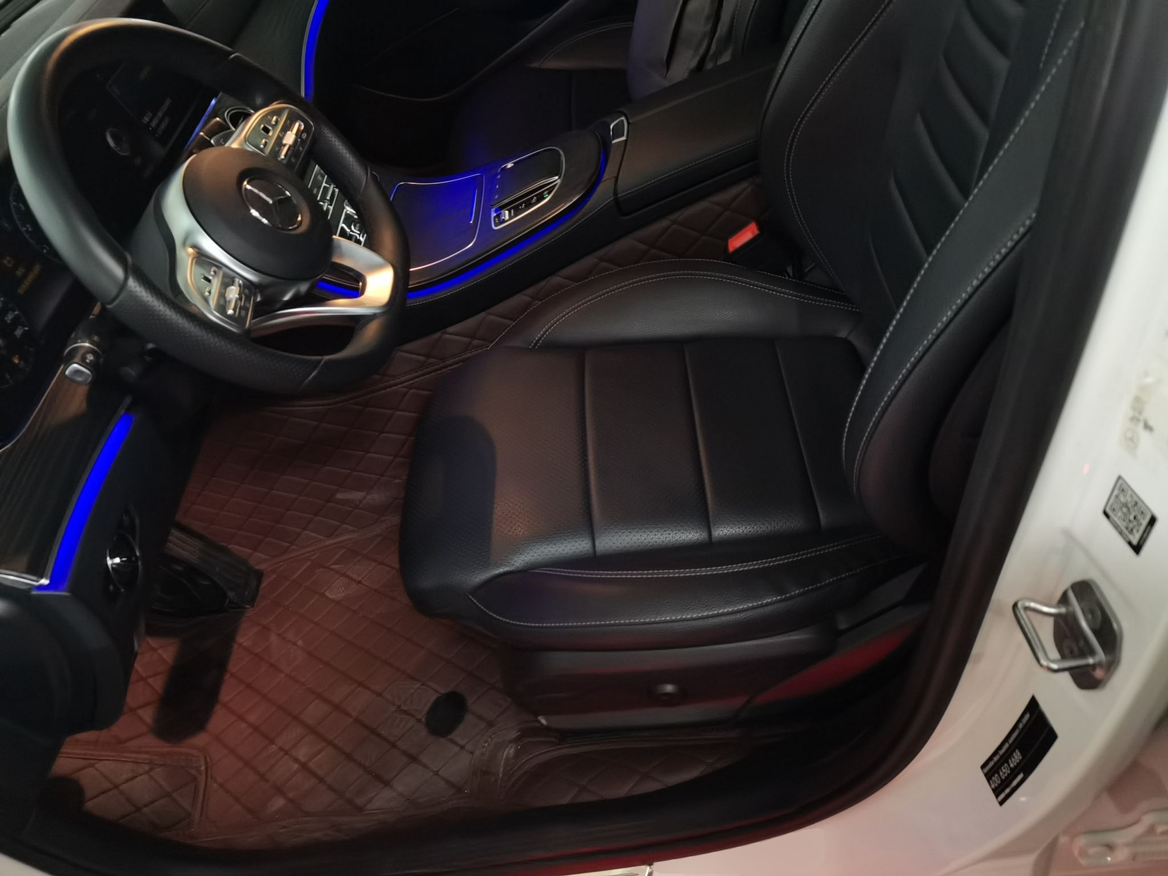 المقاعد الأمامية داخل السيارة