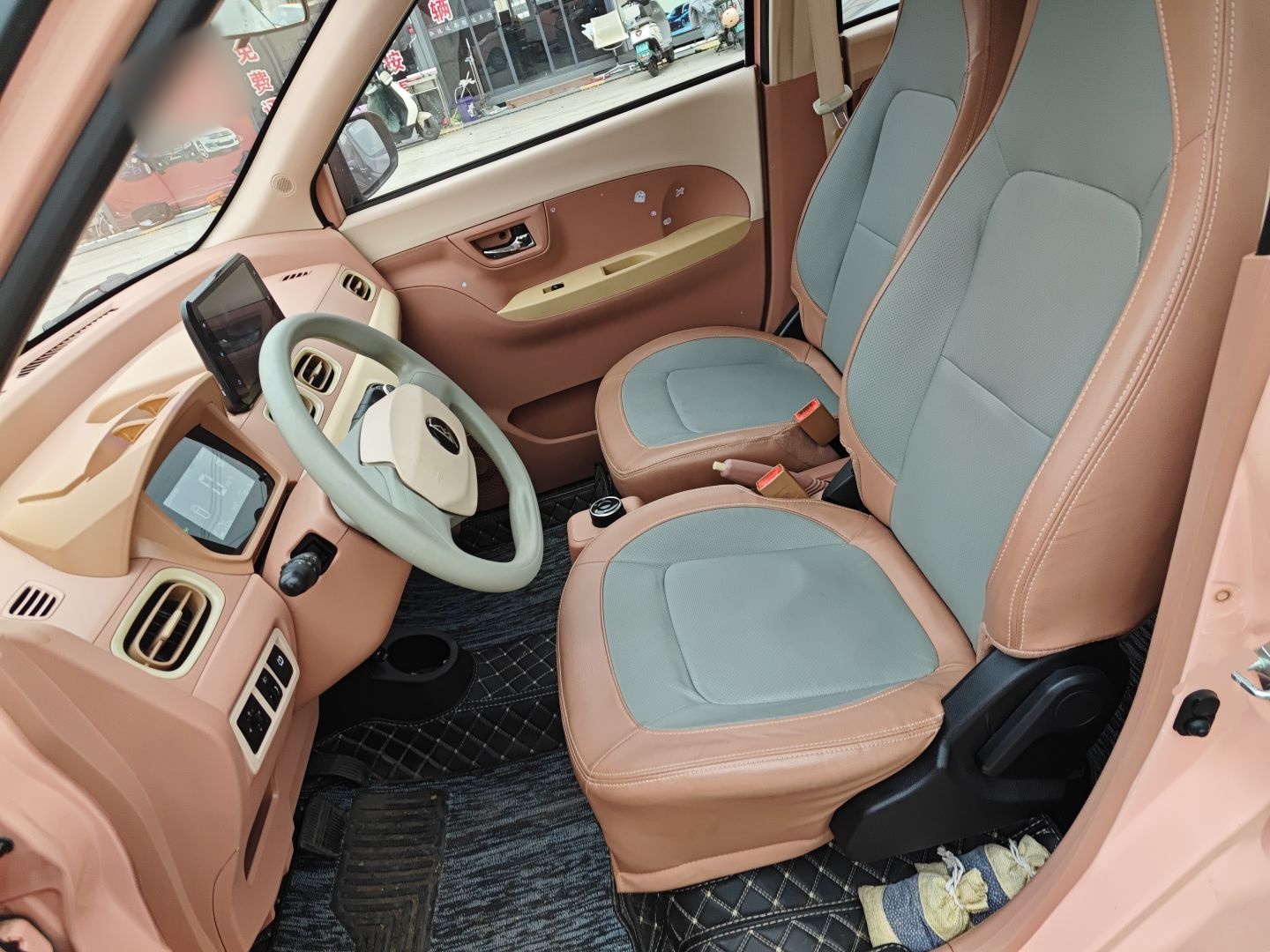 Переднее сиденье в автомобиле