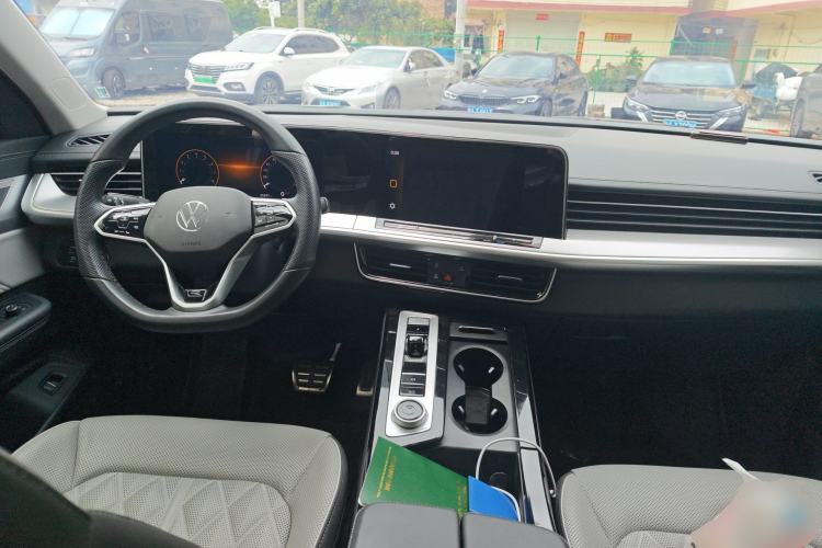 Used Volkswagen Tavendor 2024 380TSI All-Wheel-Drive R-Line Cruise Premium Edition Center Console