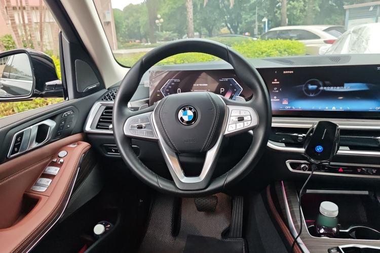 Used BMW X7 2023 xDrive40i Luxury Package with Leading Features Steering Wheel