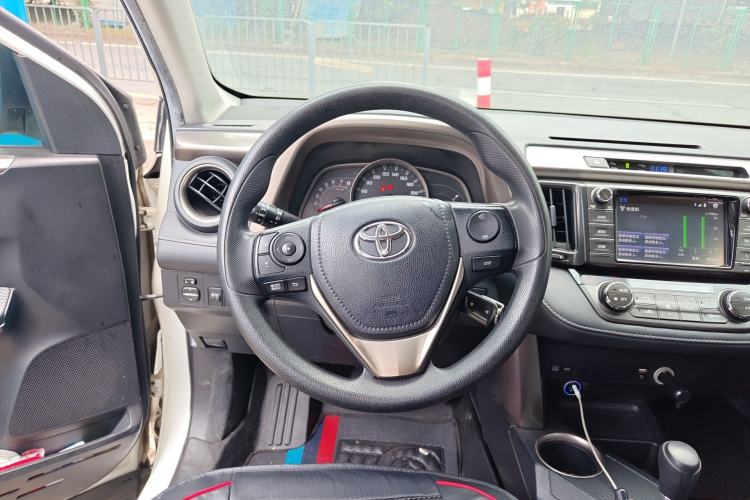 Used Toyota RAV4 2016 2.0L CVT Two-Wheel Drive Fashion Edition China V Standard
