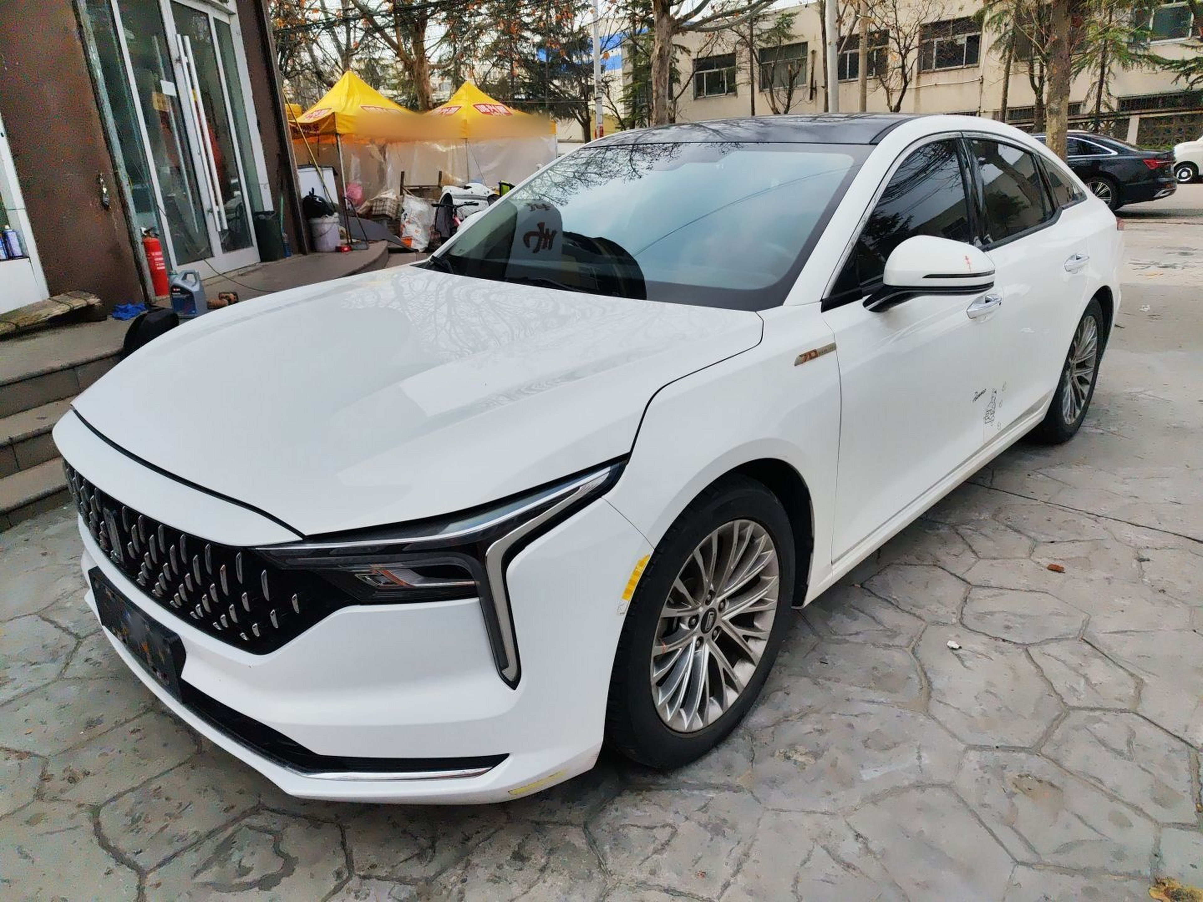 Под передней частью автомобиля