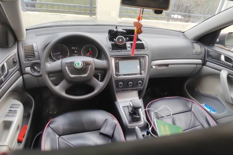 Used Skoda Octavia 2012 1.6L Automatic Yijie Edition Center Console