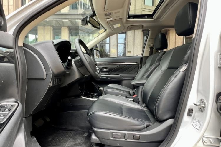 Used Mitsubishi Outlander 2020 2.0L Two-Wheel Drive Enjoyment Version 5 Seats Interior 8