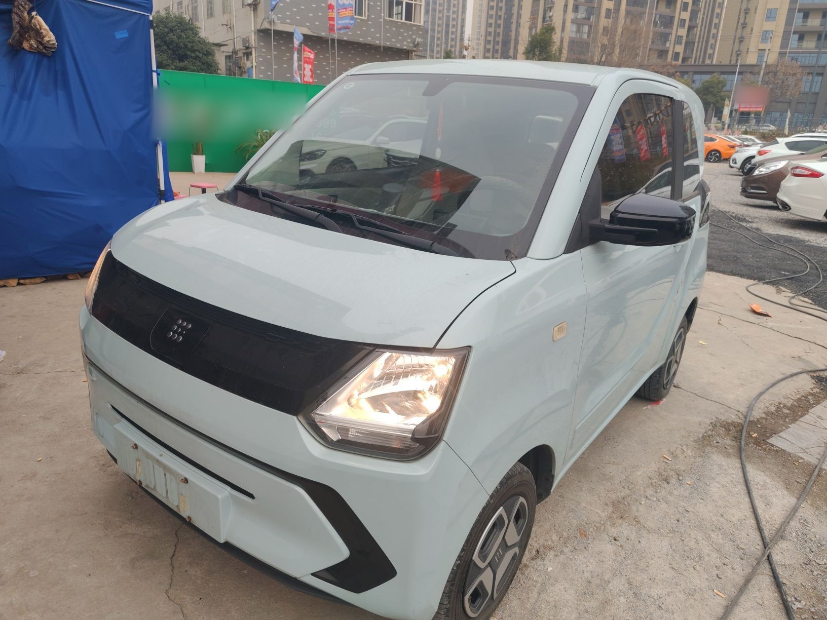 Под передней частью автомобиля