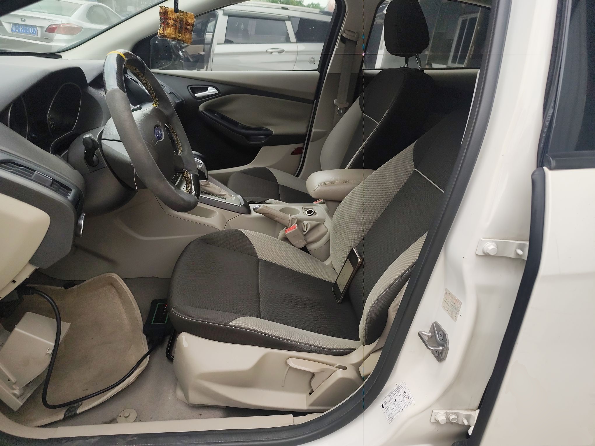 Переднее сиденье в автомобиле