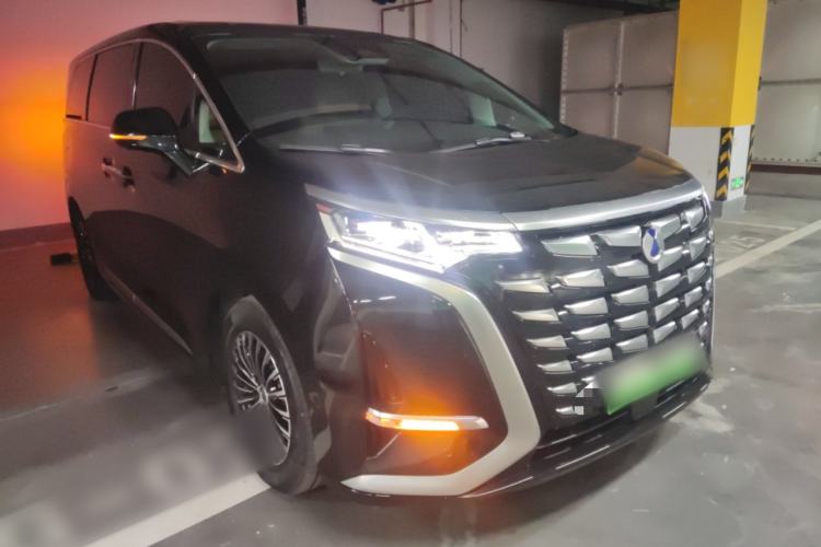 Used Denza D9 2024 DM-i 1050 Luxury Model Front Right 45 Deg