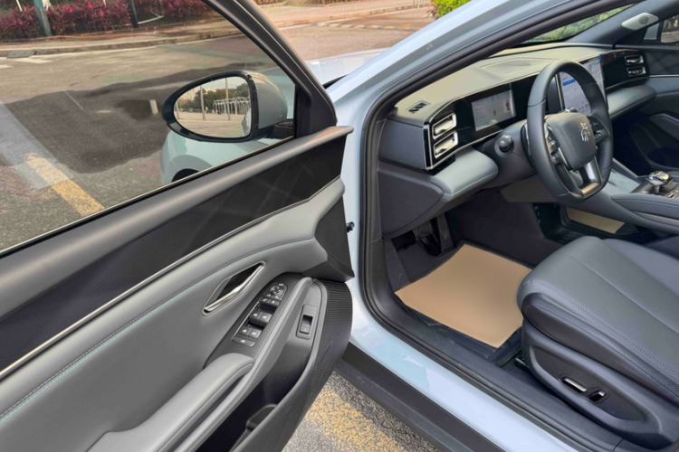 Used BYD Qin L 2025 DM-i Smart Drive 120KM Superior Model Interior 6