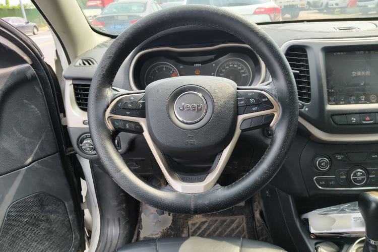 Used Jeep Cherokee 2017 2.0L Superior Edition Steering Wheel