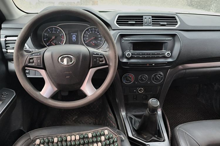 Used Great Wall Wingle 5 2017 2.4L European Version Gasoline Two-Wheel Drive Entry-Level Big Double Cab 4G69S4N Center Console