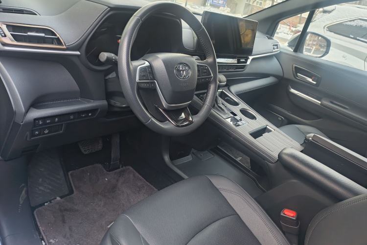 Used Toyota Sienna 2023 2.5L Hybrid Deluxe Edition