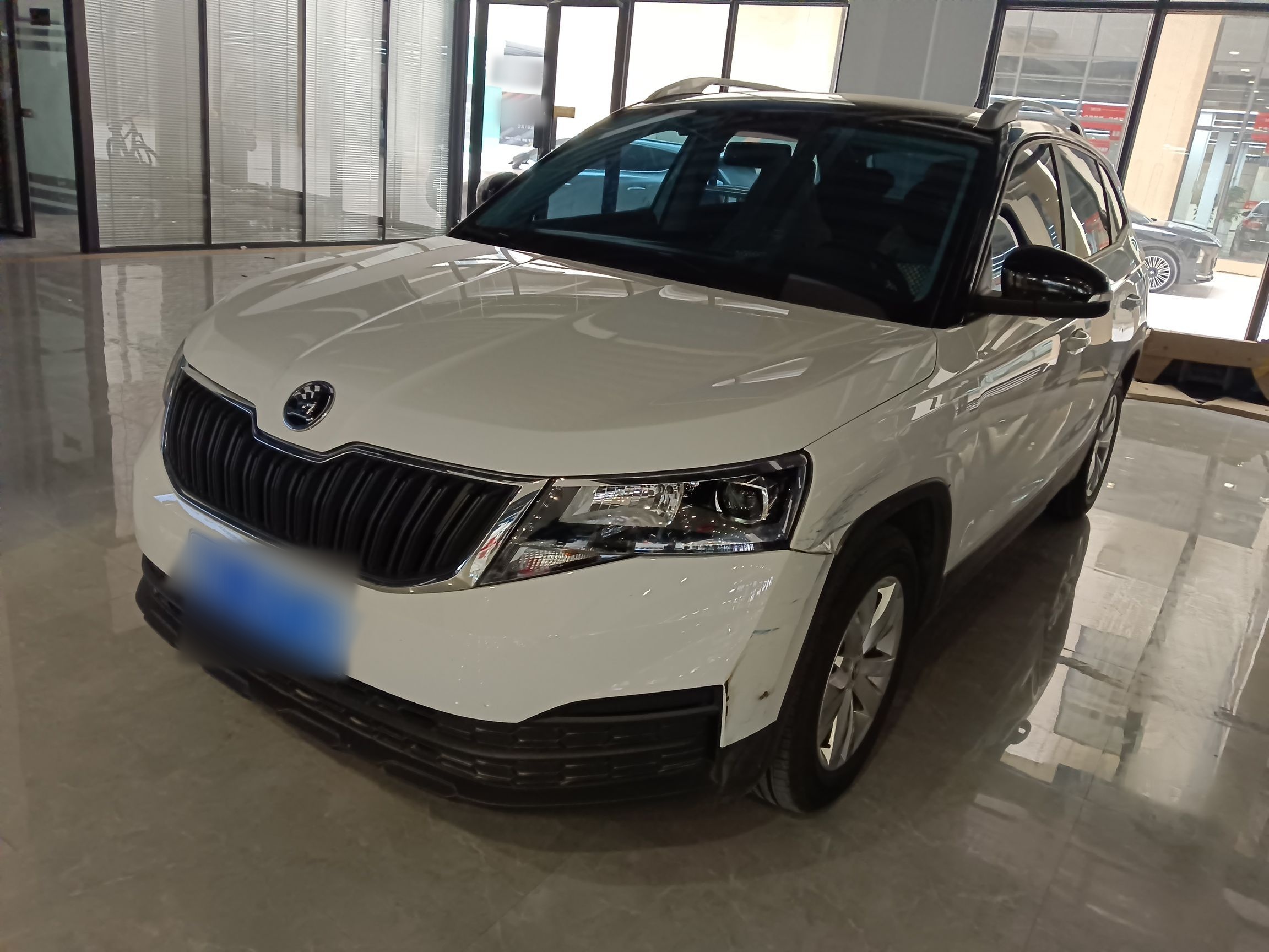 Под передней частью автомобиля