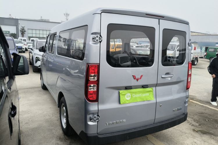 Used Wuling Yangguang 2024 300KM Comfort Version Passenger Van 75kW