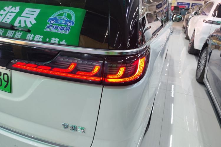 Used VOYAH Dream 2025 EV Four-Wheel Drive Flagship Kunpeng Edition