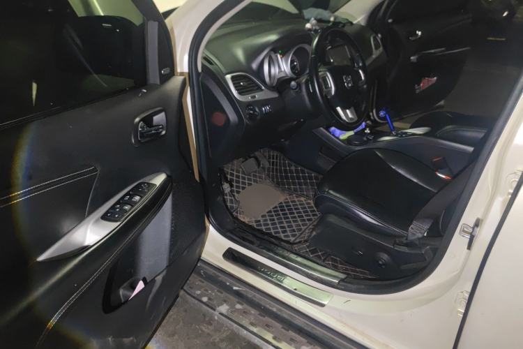 Used Dodge Journey 2013 2.4L Two-Wheel Drive Luxury Version Driver Seat