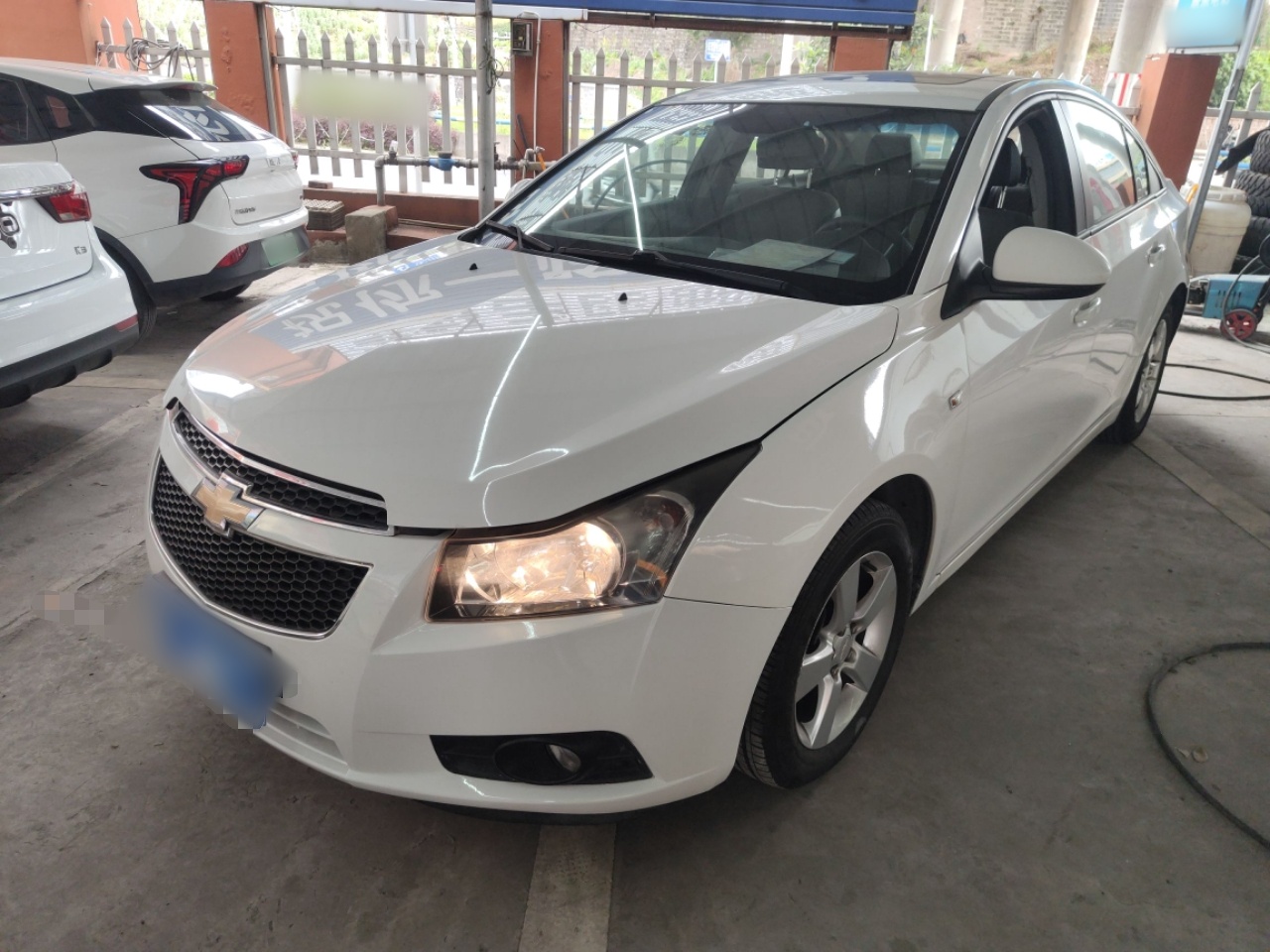 تحت مقدمة السيارة