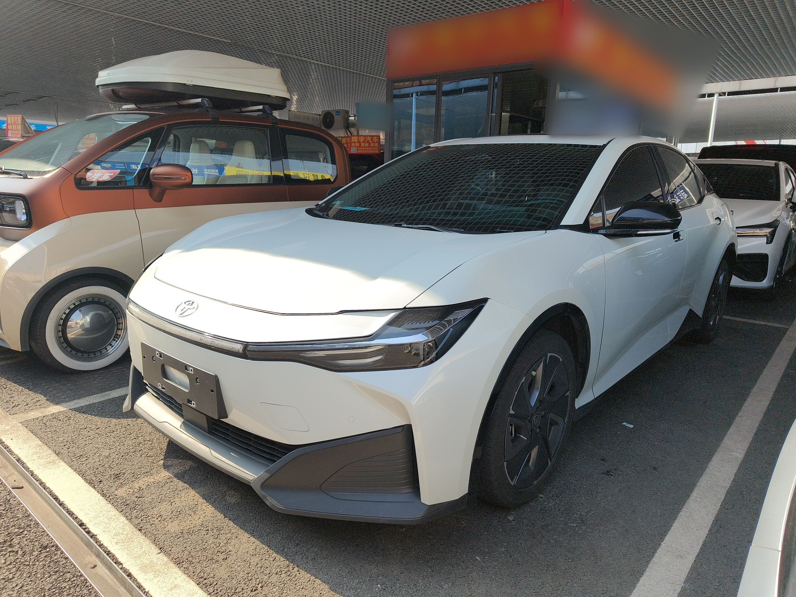 Под передней частью автомобиля