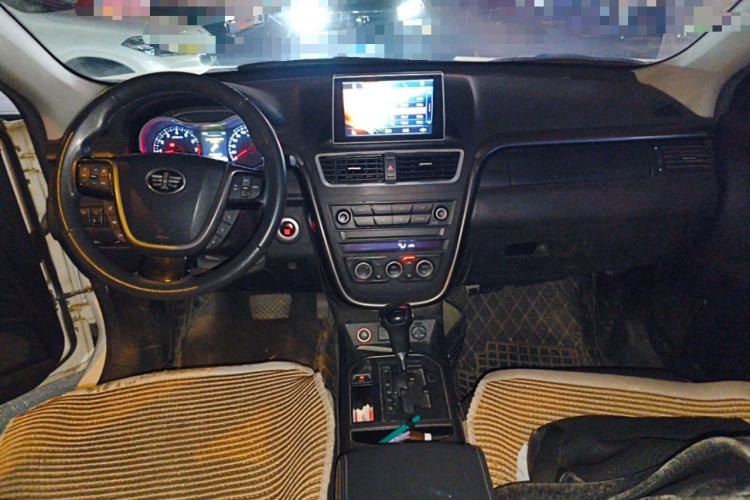 Used Bestune X80 2017 1.8T Automatic Luxury Model Center Console