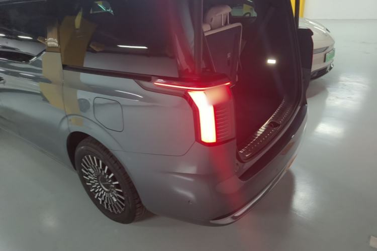 Used Zeekr 009 2024 7-Seater Aisle Version 108 kWh Exterior 2