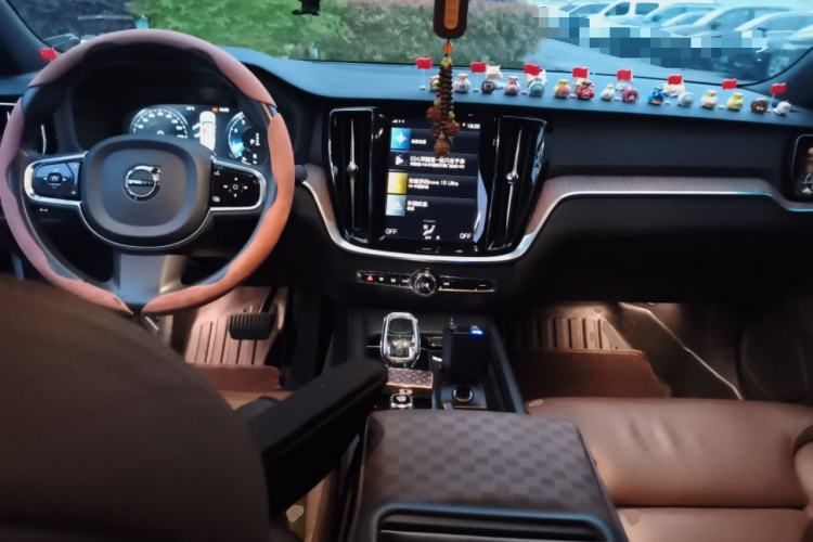 Used Volvo S60 2022 B4 Zhiyuan Luxury Edition Center Console