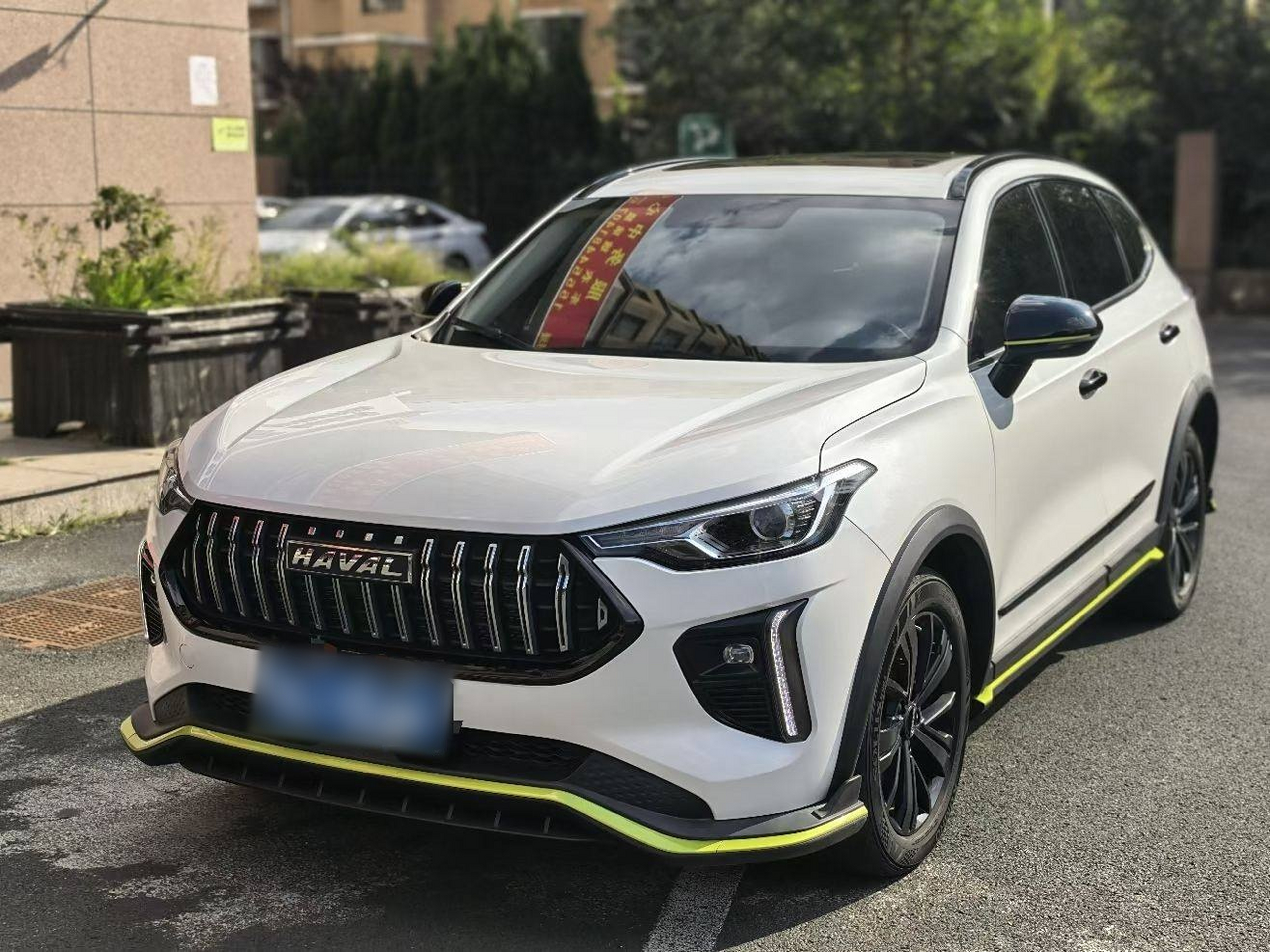 Под передней частью автомобиля
