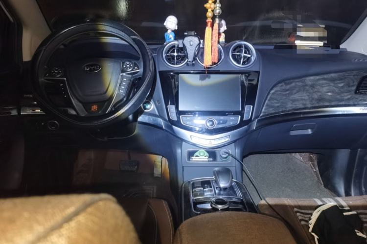 Used BYD Tang New Energy 2015 2.0T Four-Wheel-Drive Flagship Model Center Console