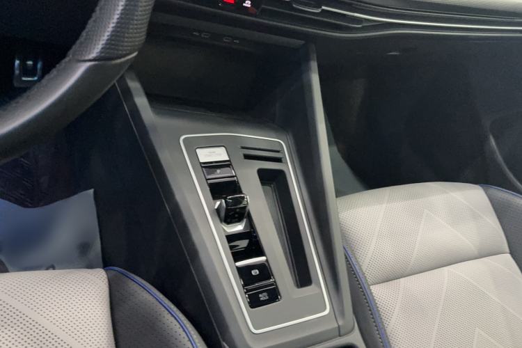 Used Volkswagen Golf 2025 300TSI R-Line
