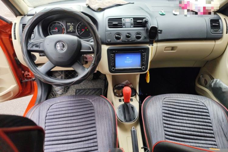 Used Skoda Fabia 2014 1.6L Automatic Crystal Edition Center Console