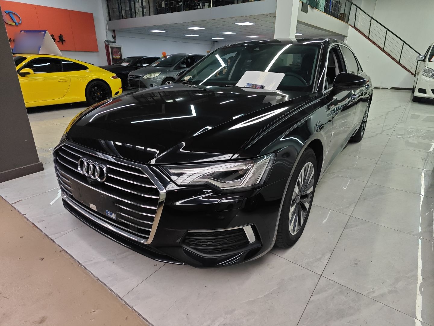 تحت مقدمة السيارة