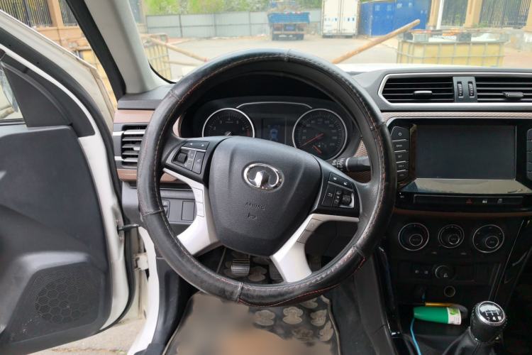 Used Great Wall Wingle 6 2017 2.4L Gasoline Two-Wheel Drive Elite Version 4G69 Steering Wheel