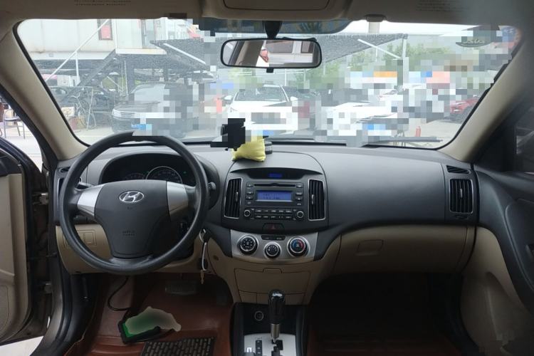 Used Hyundai Celesta 2015 1.6L Automatic Comfort Model Center Console