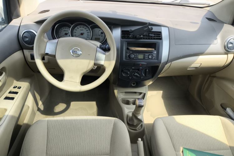 Used Nissan Livina 2010 Jingyue Edition 1.6L Manual All-Around Model
