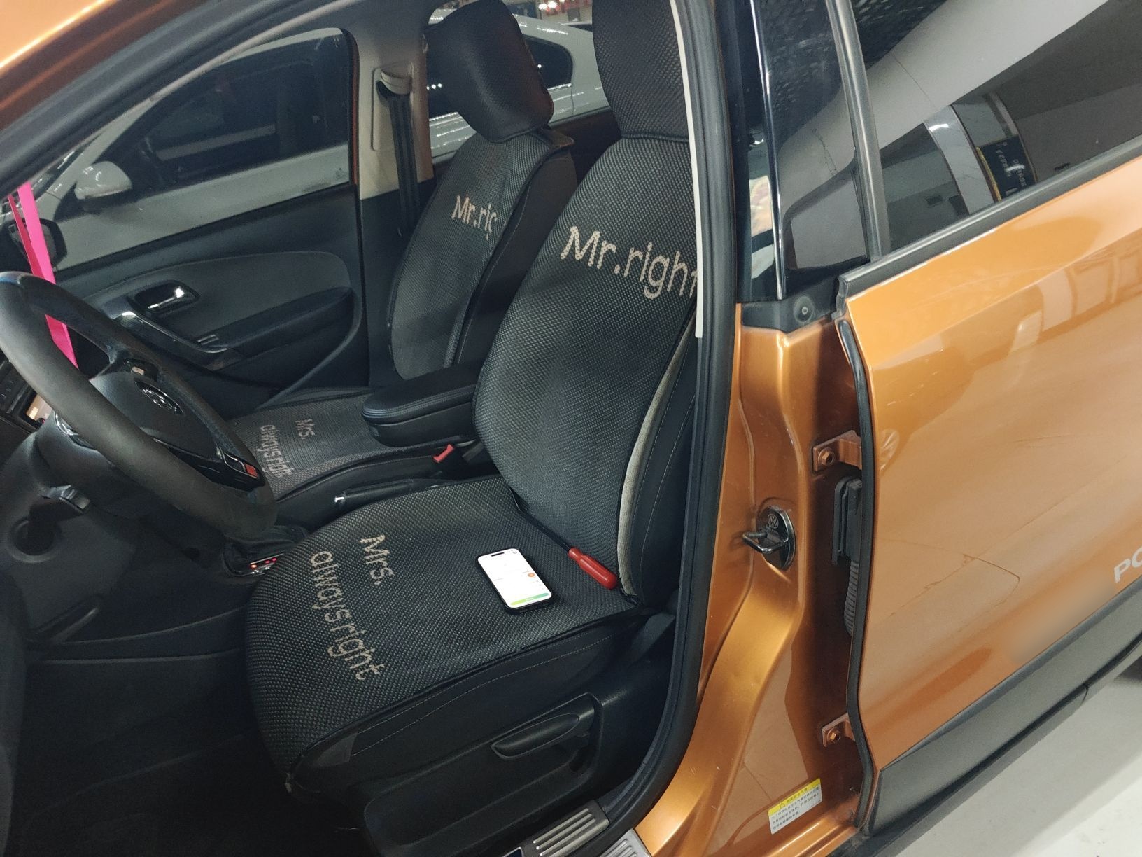 المقاعد الأمامية داخل السيارة