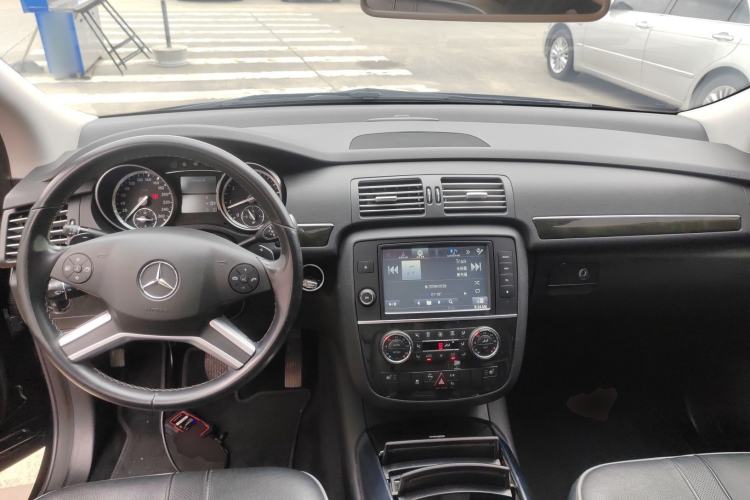 Used Mercedes-Benz R-Class 2017 R 320 4MATIC Business Edition Prestige Model Center Console