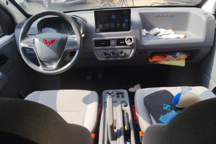 Used Wuling Yangguang 2024 300KM Comfort Version Passenger Van 75kW