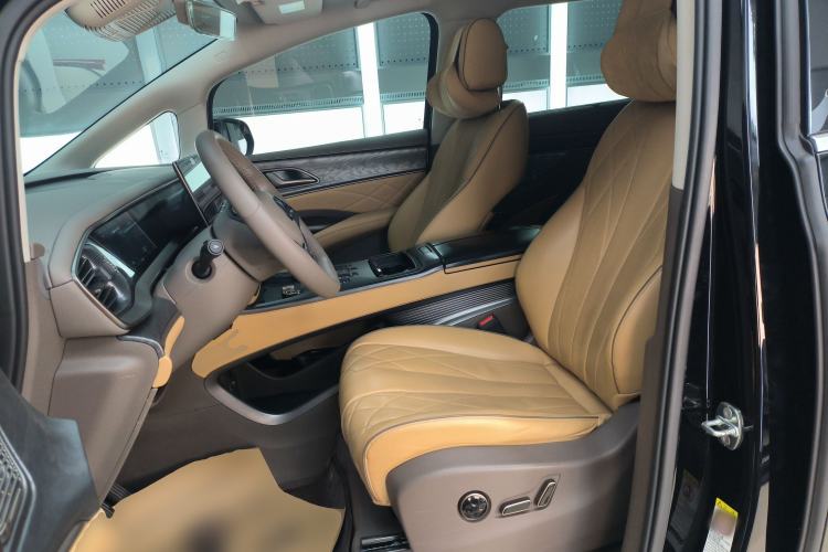 Used Denza D9 2022 DM-i 1040 Prestige Model