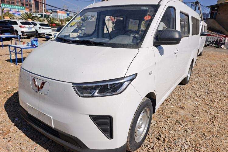 Used Wuling Yangguang 2024 300KM Comfort Version Passenger Van 75kW